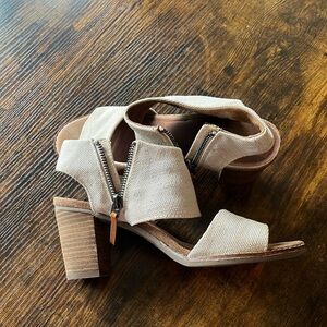Toms Women’s sz 8 tan canvas heeled sandal with side zipper in good condition.